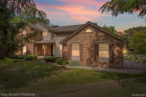 29664 Pine Ridge Cir, Farmington Hills, MI 48331