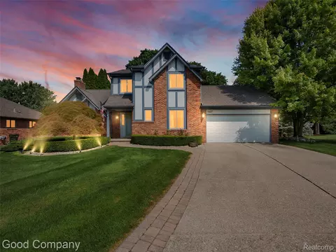 567 Kentucky Dr, Rochester Hills, MI 48307