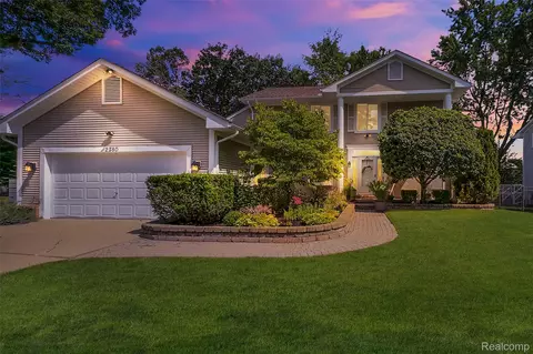 2380 Lansbury Dr, Waterford, MI 48329