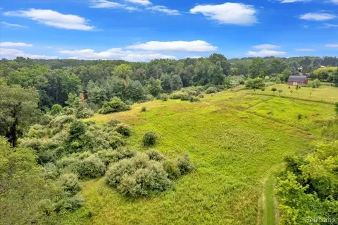 1701 Silverbell Rd, Oakland, MI 48306