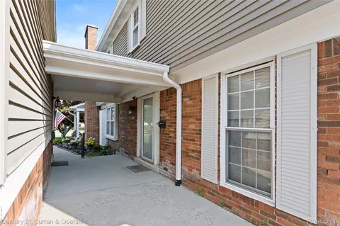 20918 W Glen Haven Cir, Northville, MI 48167