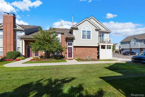 16510 Glenpointe Dr, Clinton Township, MI 48038
