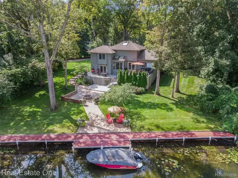 9929 Curie Ln, Pinckney, MI 48169
