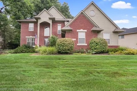 634 Olivia Dr, Milford, MI 48381
