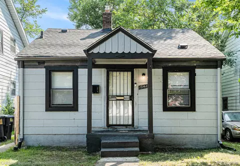 19426 Omira St, Highland Park, MI 48203