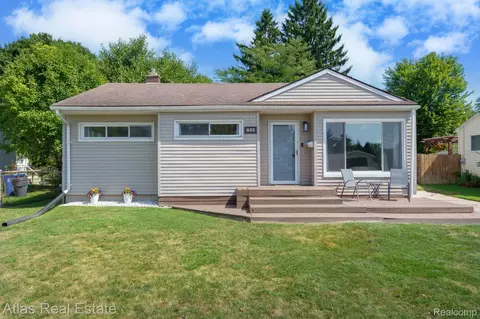 832 Southwood Dr, Fenton, MI 48430
