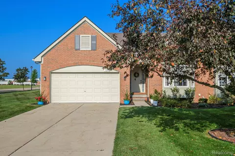 7038 Iris Ct, Grand Blanc, MI 48439