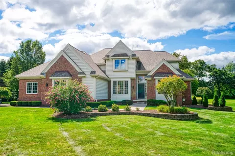 4692 Edinburgh Dr, Genoa, MI 48843