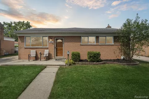 30207 Pinto Dr, Warren, MI 48093