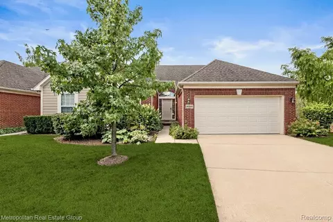 30207 Viewcrest Ct, Novi, MI 48377