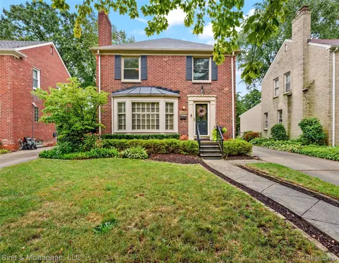 2923 Woodslee Dr, Royal Oak, MI 48073