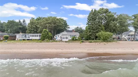 2969 Woodland Dr, Fort Gratiot, MI 48059