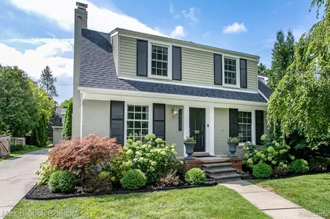 10475 Vernon Ave, Huntington Woods, MI 48070