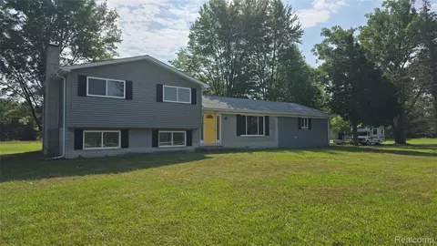 1695 Stoddard Rd, Columbus, MI 48063