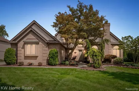 19060 Laurel Dr, Livonia, MI 48152