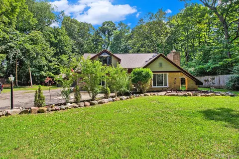 21466 Mayfield St, Farmington Hills, MI 48336