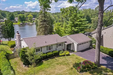 8701 Sherwood Dr, Springfield, MI 48350
