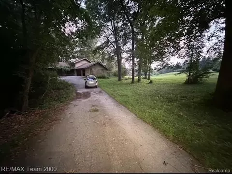 325 Ridgemont Rd, Addison, MI 48370