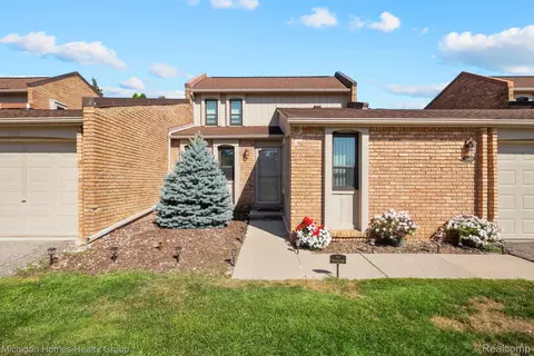 3009 Moon Lake Dr, West Bloomfield, MI 48323