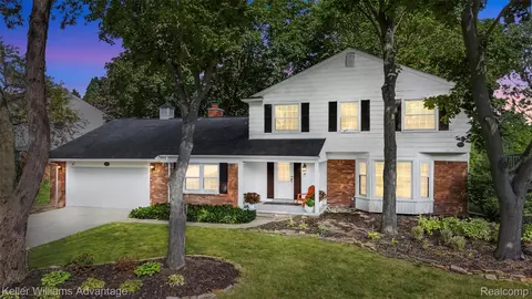 29072 Oak Point Dr, Farmington Hills, MI 48331