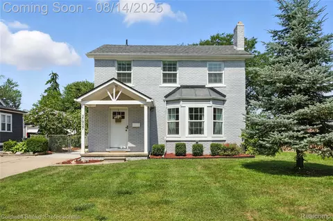 21937 Ridgeway St, Saint Clair Shores, MI 48080