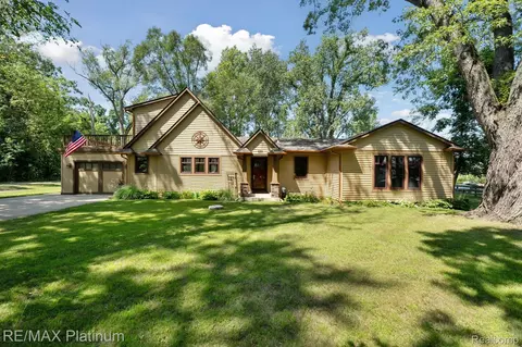8751 Beechwood Dr, Dexter, MI 48137