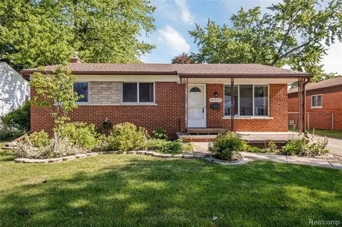 21719 Bon Brae St, Saint Clair Shores, MI 48081