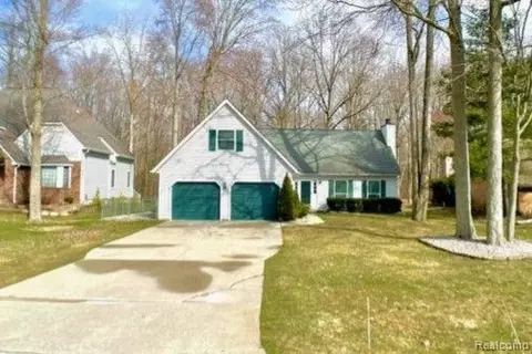 3686 E Surrey Ln, Fort Gratiot, MI 48059