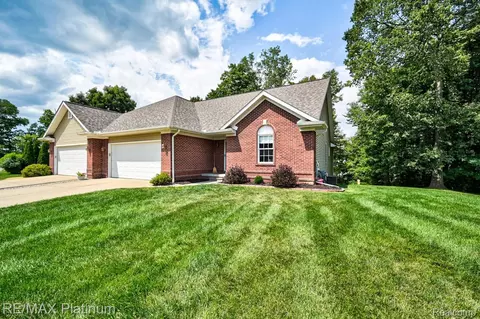 5512 Hidden Oaks Cir, Fenton, MI 48451