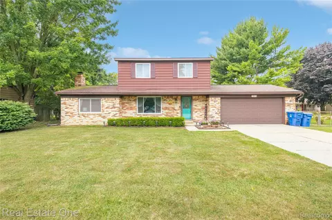 2899 Airport Rd, Waterford, MI 48329