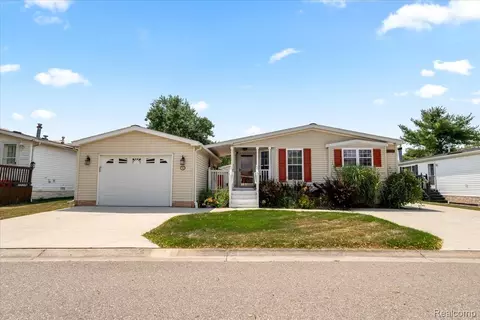 4497 Wynnwood Dr, Howell, MI 48843
