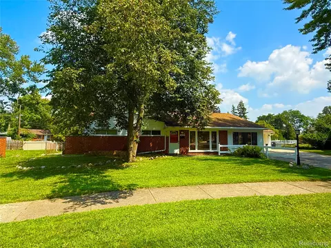 18582 Whitby St, Livonia, MI 48152