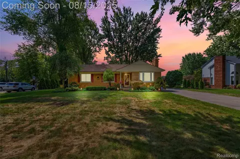 15860 Luxemburg, Fraser, MI 48026