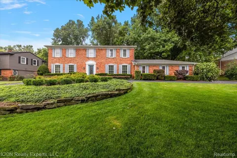 746 Birch Tree Ln, Rochester Hills, MI 48306