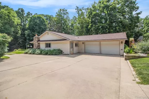 1347 E Dawson Rd, Milford, MI 48381