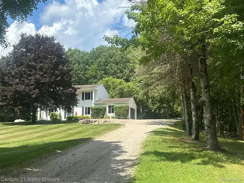 845 Hillsdale Ln, Ortonville, MI 48462