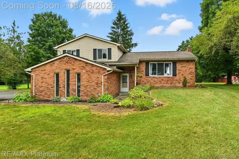 8906 Meyer Ave, Brighton, MI 48116