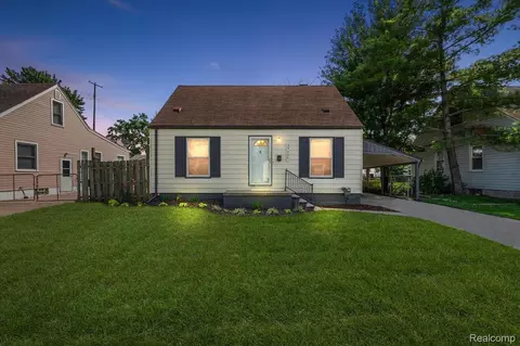 23000 Maxine St, Saint Clair Shores, MI 48080