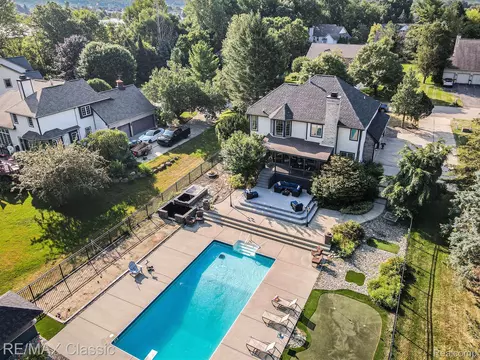 4020 Pine Ridge Ct, Fenton, MI 48430