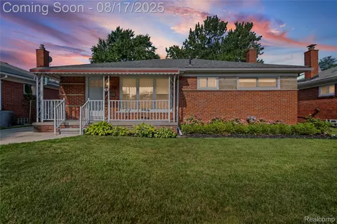 27219 Ursuline St, Saint Clair Shores, MI 48081