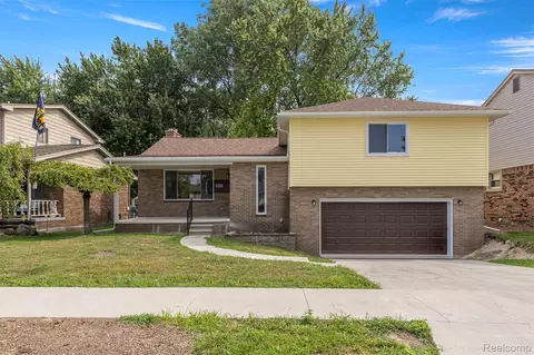 367 Shore Dr, Lincoln Park, MI 48146