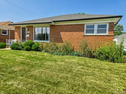 25325 San Rosa Dr, Saint Clair Shores, MI 48081
