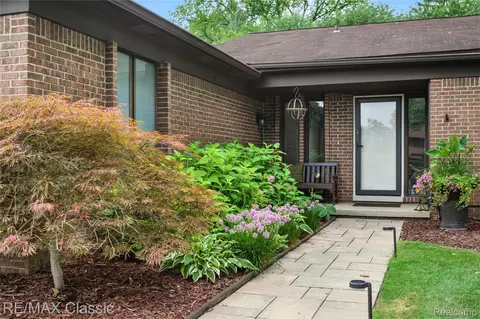 4022 Chablis St, West Bloomfield, MI 48323