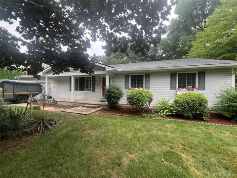 13296 Torrey Rd, Fenton, MI 48430