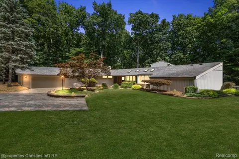 34448 Quaker Valley Rd, Farmington Hills, MI 48331