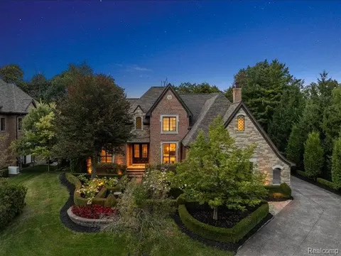 44104 Verona Ln, Northville, MI 48168