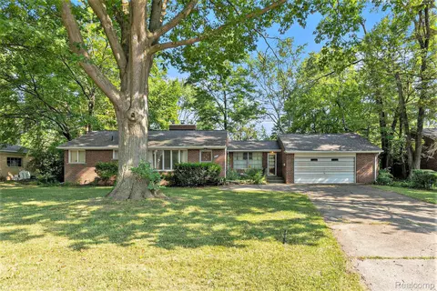 306 W 13 Mile Rd, Royal Oak, MI 48073