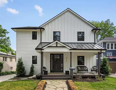 913 Roselawn Dr, Rochester, MI 48307