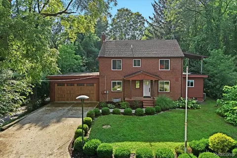1350 Pettibone Lake Rd, Highland, MI 48356