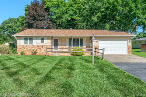 1113 Cora Dr, Flint, MI 48532